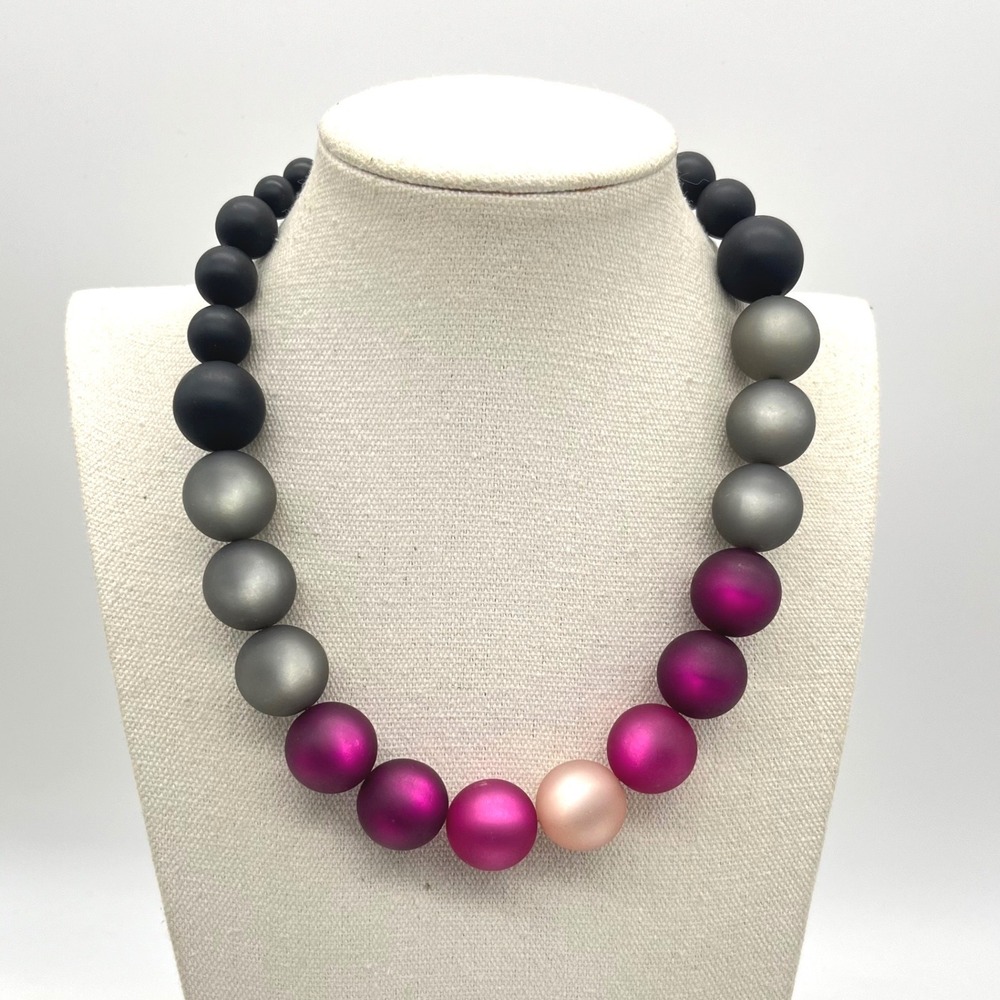 Avon PMA Matte Graduated Bead Necklace Black Grey Magenta Pink 20 Inch